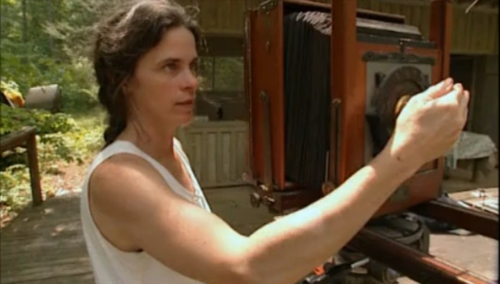 Sally Mann a tirar uma fotografia